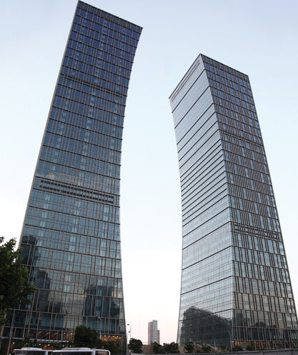 Панельная тонкостенная перегородка - PUJIANG SHUANG HUI BUILDING - Josef Gartner - из алюминия и стекла / из камня