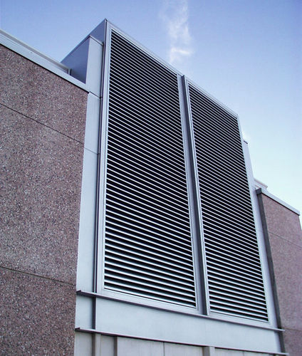 Панельная облицовка фасада - LOUVERS - LEED HIMMEL - из алюминия / из металла / ребристая