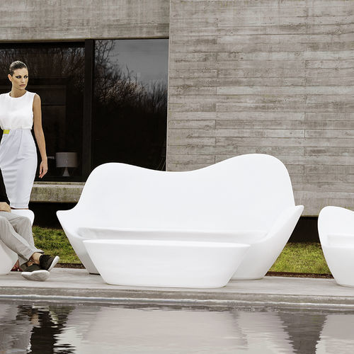 Современный журнальный столик - SABINAS - VONDOM - из закаленного стекла / с основанием из полиэтилена / прямоугольный
