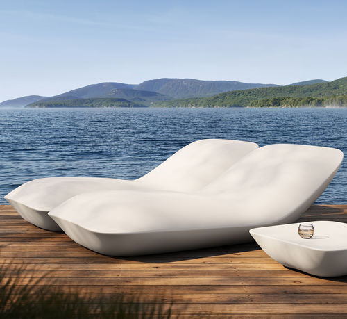 Современный садовый шезлонг - PILLOW - VONDOM - из полиэтилена / для интерьера / с центральной опорой