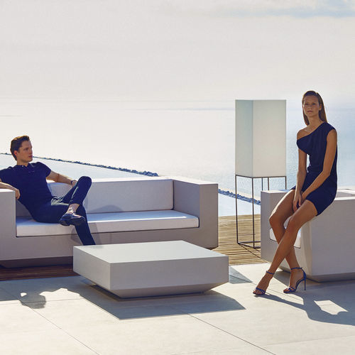 Современный журнальный столик - VELA - VONDOM - из закаленного стекла / с основанием из полиэтилена / квадратный