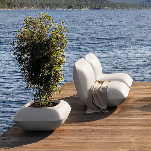 Современное низкое кресло - PILLOW - VONDOM - из полиэтилена / из полиэтилена / 100% перерабатываемое