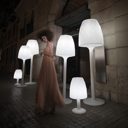 Напольная лампа - VASES - VONDOM - из полиэтилена / современная / проводная