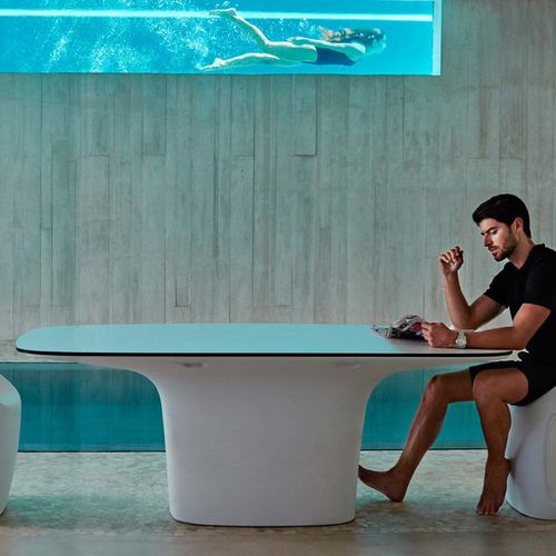 Современный стол - UFO   - VONDOM - из стекла / с основанием из полиэтилена / овальный