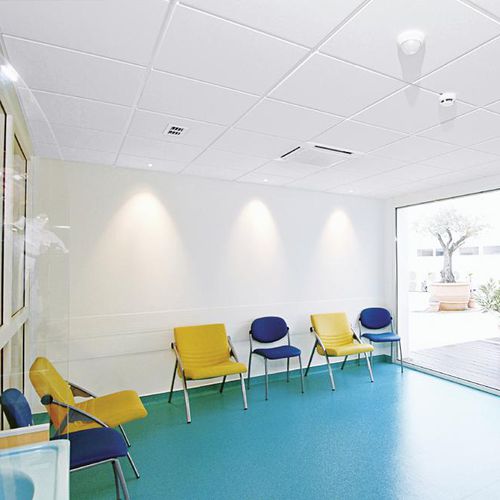 Подвесной потолок из стекловаты - HYGIENE CLINIC™ E - Saint-Gobain Ecophon - из плит / для чистого помещения / для интерьера