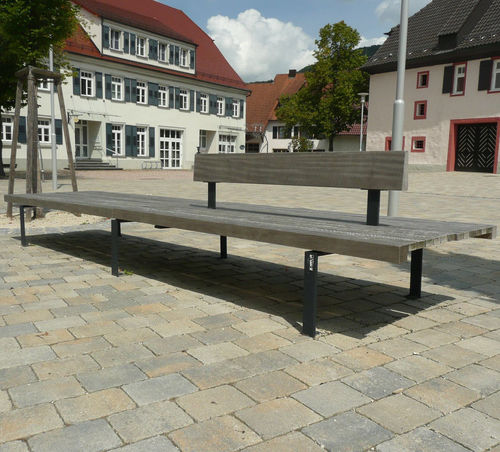 Современная общественная скамейка - LINEA - Euroform K. Winkler GmbH - из лиственных пород дерева / из гальванизированной стали / со спинкой