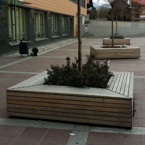 Современная общественная скамейка - BRUNICO S - Euroform K. Winkler GmbH - из дерева / на заказ / со встроенной кадкой для садовых растений
