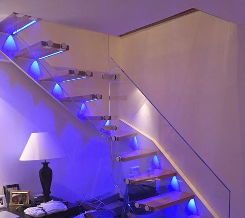 Лестница с поворотом на 90° - SKYSTEP VERRE EXTRA CLAIR ET BOIS (CHÊNE) + LED EN INSERT - Trescalini - с деревянными ступеньками / со ступеньками из дуба / стальная конструкция