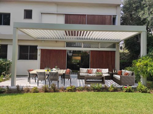Пергола пристроенная к зданию - pergola - COSPICON  SA - из алюминия / из крашеного алюминия / с мобильными планками