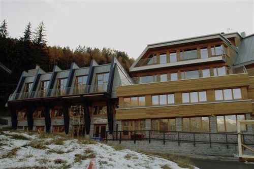 Сборное здание - JOLLY - Riko Hiše - из цельной древесины / из бетона / деревянный каркас