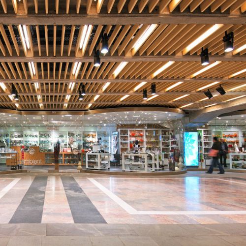 Подвесной потолок из дерева - MAXIMARKET SHOPPING MALL - Riko Hiše - из реек