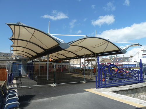 Натяжная конструкция навес - NEWQUAY  - Fabric Architecture - на металлическом каркасе / с мембраной из стекловолокна / для общественных мест
