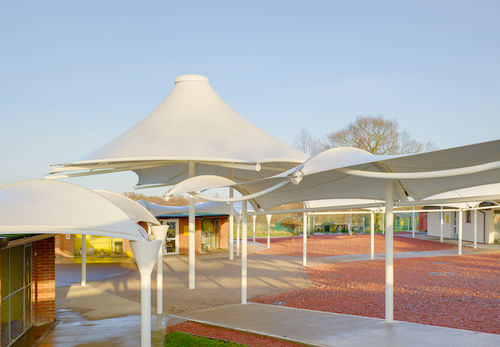 Натяжная конструкция навес - DOGS TRUST - Fabric Architecture - на металлическом каркасе / с мембраной из ПВХ
