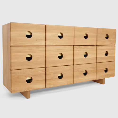 Буфет скандинавский дизайн - CRAFT BRASS - Hans Hansen Furniture - из дуба / с выдвижными ящиками / с основанием в виде салазок