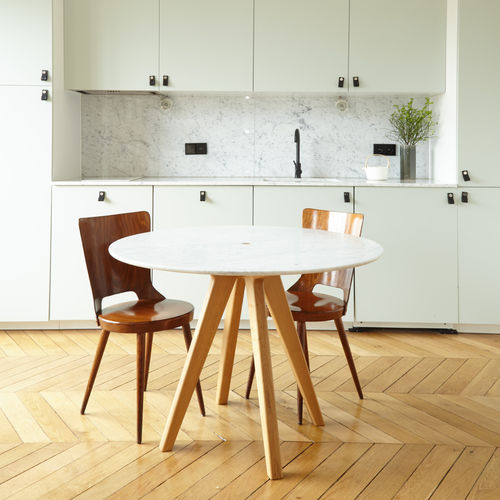 Стол скандинавский дизайн - ARTHUR - Hans Hansen Furniture - из мрамора / с основанием из дуба / круглый