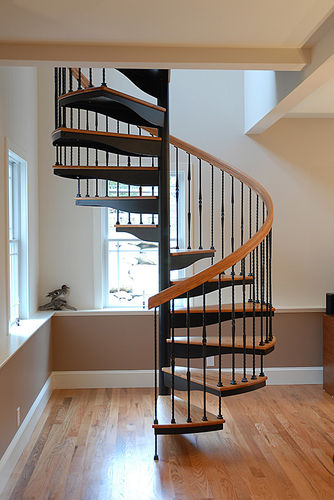 Винтовая лестница - FI - Salter Spiral Stair - с деревянными ступеньками / металлическая конструкция / современная