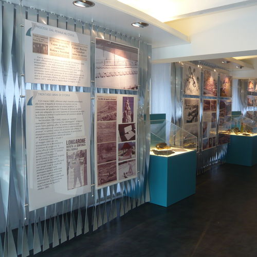 Выставочный стенд-витрина для газет и журналов - ROD BAR - MUSEO - STUDIO T - подвесной / из металла / с панелью