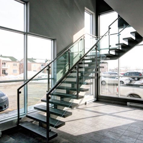 Лестница с поворотом на 90° - BACKBONE 002 - BATTIG DESIGN - с керамическими ступеньками / стальная конструкция / современная