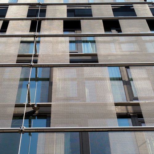 Металлическая сетка для фасада - COURTYARD - Cambridge Architectural Mesh - с треугольной сеткой / посеребренная / из панелей