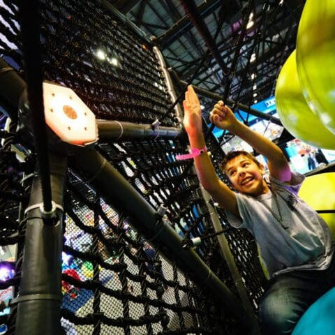Интерактивная полоса препятствий - HIVE CHALLENGE  - Soft Play LLC - зигзагообразные движения / с трамплином для лазания / из стали