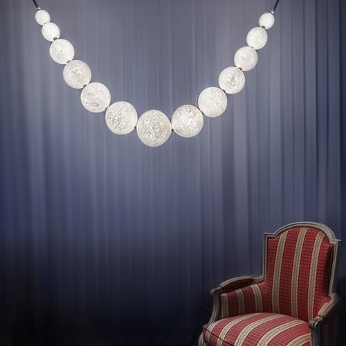 Современная люстра - COLLIER DE PLANÈTES - Semeur d'étoiles - из дутого стекла / из латуни / для профессионального использования