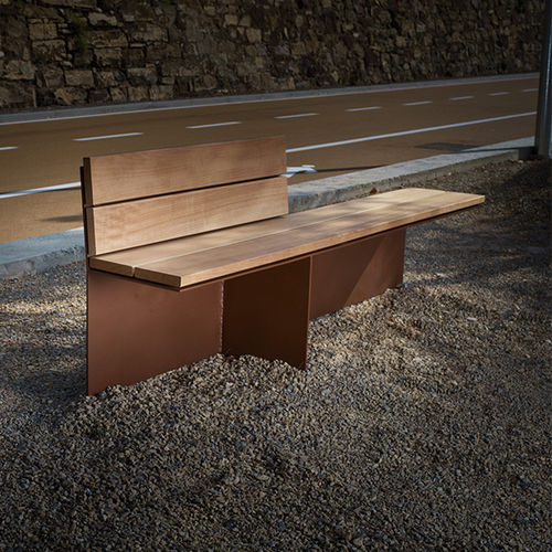 Современная общественная скамейка - MONSIEUR - CYRIA | Mobilier Urbain - из экзотических пород дерева / из термолакированной стали / со спинкой