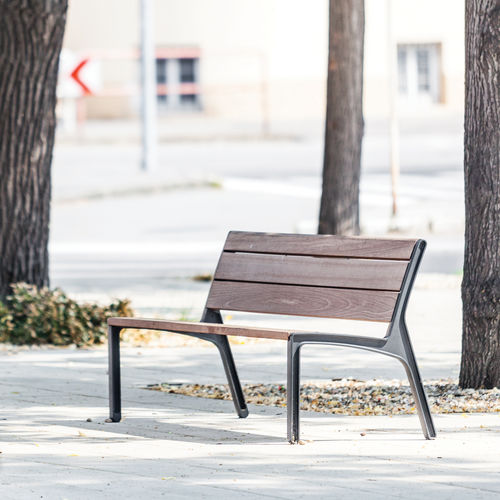 Современная общественная скамейка - MIELA - mmcité street furniture - из лиственных пород дерева / из акации / из литого алюминия
