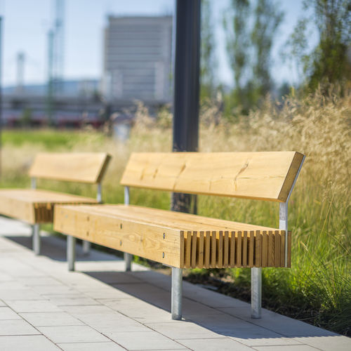 Современная общественная скамейка - WOODY - mmcité street furniture - из лиственных пород дерева / из сосны / из гальванизированной стали