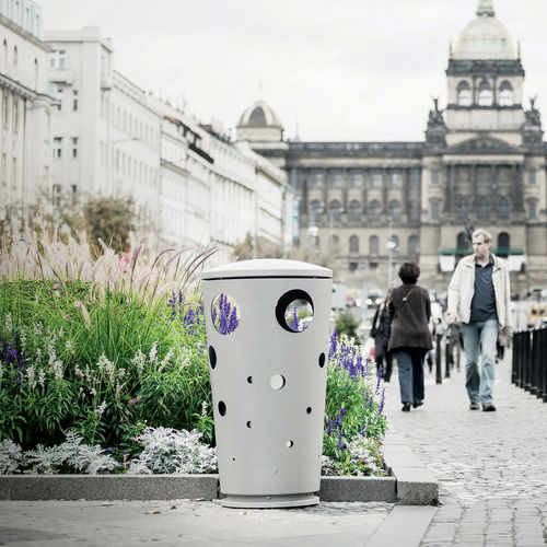 Общественный мусорный контейнер - SWISSBIN - mmcité street furniture - из гальванизированной стали / с крышкой / для наружного применения