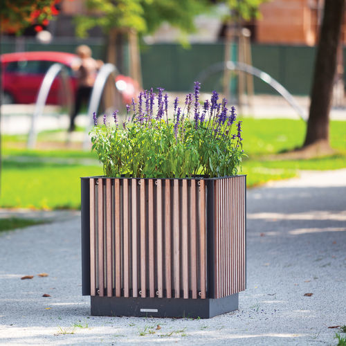 Кадка для садовых растений из сосны - FLORIUM - mmcité street furniture - из лиственных пород дерева / из акации / из гальванизированной стали