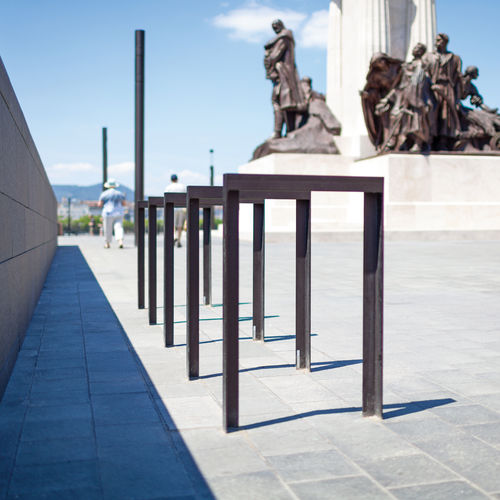 Напольная парковка для велосипедов - LOTLIMIT - mmcité street furniture - для общественных мест / из гальванизированной стали / для профессионального использования