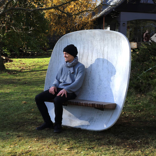 Современная общественная скамейка - SATELLITE - mmcité street furniture - из лиственных пород дерева / из акации / из бетона