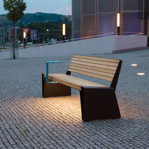 Современная общественная скамейка - RADIUM - mmcité street furniture - из лиственных пород дерева / из экзотических пород дерева / из сосны
