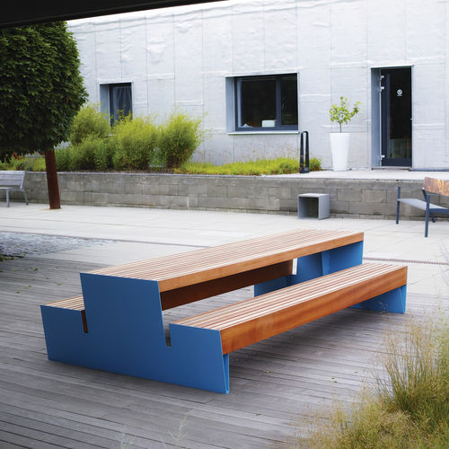 Современный стол для пикника - BLOCQ - mmcité street furniture - из лиственных пород дерева / из сосны / с основанием из оцинкованной стали