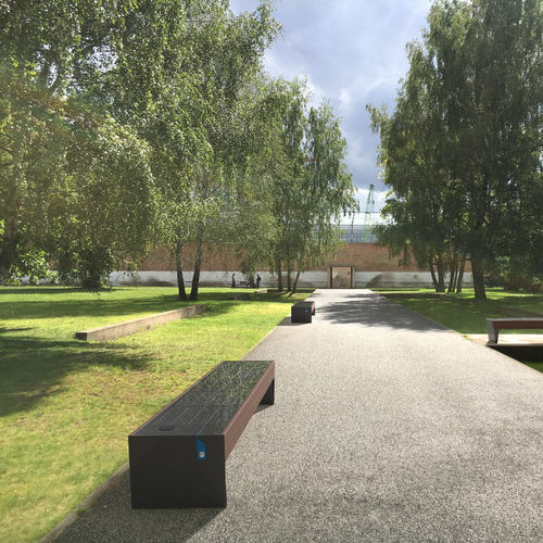 Современная общественная скамейка - BLOCQ SOLAR - mmcité street furniture - из дерева / из гальванизированной стали / из стекла