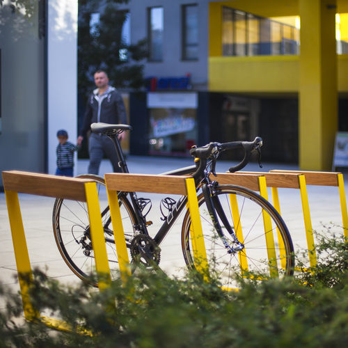 Напольная парковка для велосипедов - BIKEBLOCQ - mmcité street furniture - для общественных мест / из гальванизированной стали / из дерева