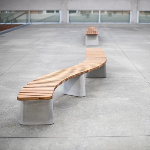 Современная общественная скамейка - REFORMA - mmcité street furniture - из лиственных пород дерева / из бетона / со спинкой