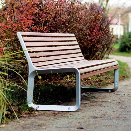 Современная общественная скамейка - PORTIQOA - mmcité street furniture - из лиственных пород дерева / из экзотических пород дерева / из акации