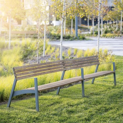 Современная общественная скамейка - VERA - mmcité street furniture - из лиственных пород дерева / из сосны / из гальванизированной стали