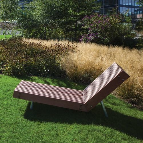 Современный шезлонг - WOODY - mmcité street furniture - из лиственных пород дерева / из сосны / из сосны