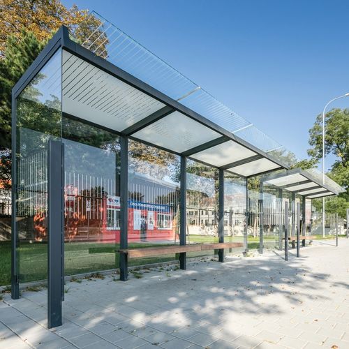 Крытая автобусная остановка из стекла - GEOMERE - mmcité street furniture - из гальванизированной стали / дерево / со скамейкой
