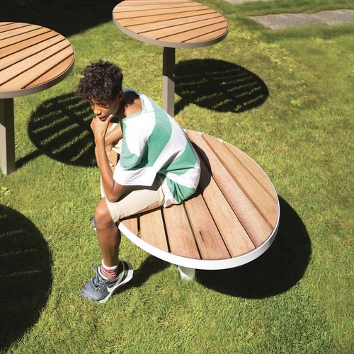 Современный табурет - LAGO - mmcité street furniture - из лиственных пород дерева / с основанием из оцинкованной стали / с центральной опорой