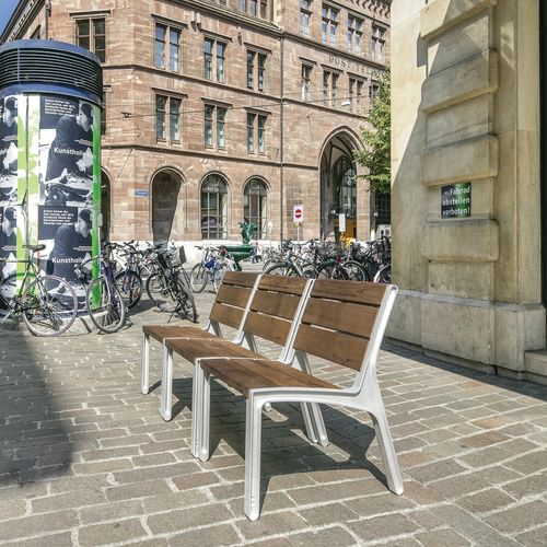 Современное городское кресло - MIELA - mmcité street furniture - из дерева / из литого алюминия / 4 ножки