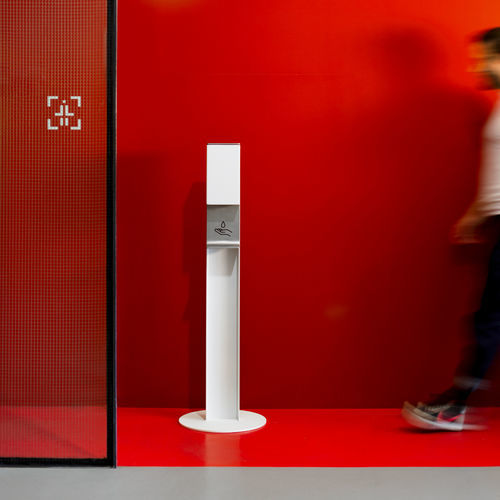 Напольный диспенсер для дезинфицирующего средства - SANIT - mmcité street furniture - бесконтактный / из нержавеющей стали / из алюминия