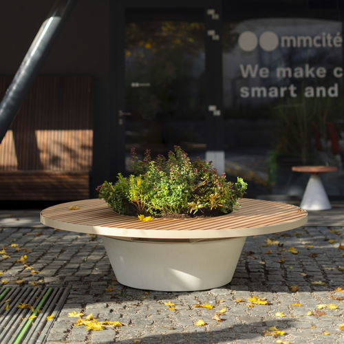 Современная общественная скамейка - CONICS - mmcité street furniture - из экзотических пород дерева / из акации / из бетона