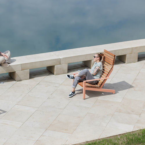 Современное городское кресло - RIVAGE - mmcité street furniture - из экзотических пород дерева / из гальванизированной стали / с высокой спинкой