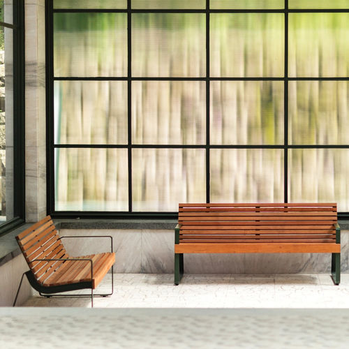 Современная общественная скамейка - PREVA URBANA - mmcité street furniture - из цельной древесины / из гальванизированной стали / со спинкой