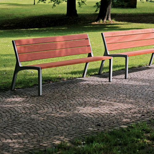 Современная общественная скамейка - Miela - mmcité street furniture - из лиственных пород дерева / из экзотических пород дерева / из акации
