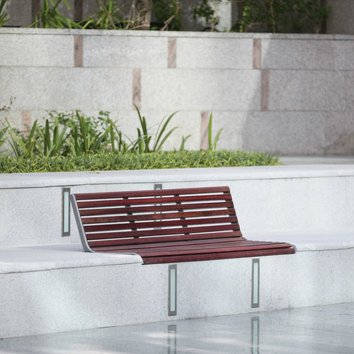 Современная общественная скамейка - PORT - mmcité street furniture - из лиственных пород дерева / из акации / из литого алюминия
