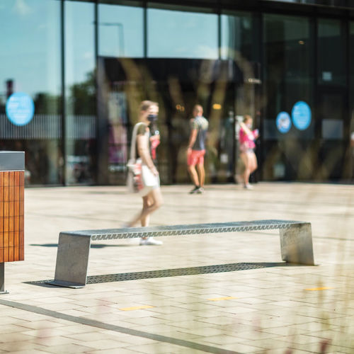 Современная общественная скамейка - SINUS - mmcité street furniture - из гальванизированной стали / из перфорированного листа / без спинки